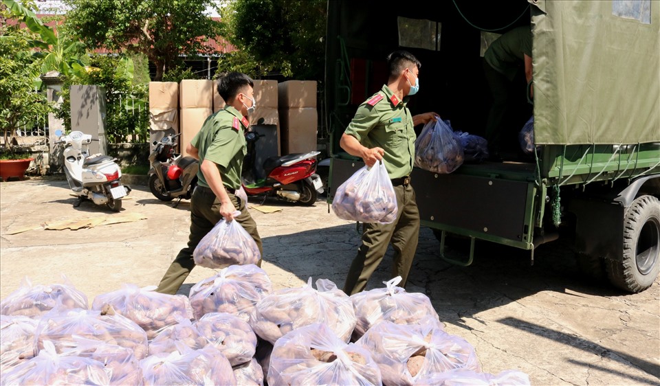 Công an tỉnh Kiên Giang hỗ trợ phương tiện để giao cho các đơn vị đặt khoai số lượng lớn. Ảnh: PV